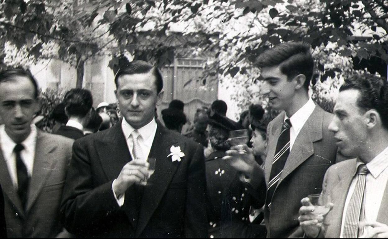 Luis Martín-Santos y Juan Benet, en la boda del primero. / efe
