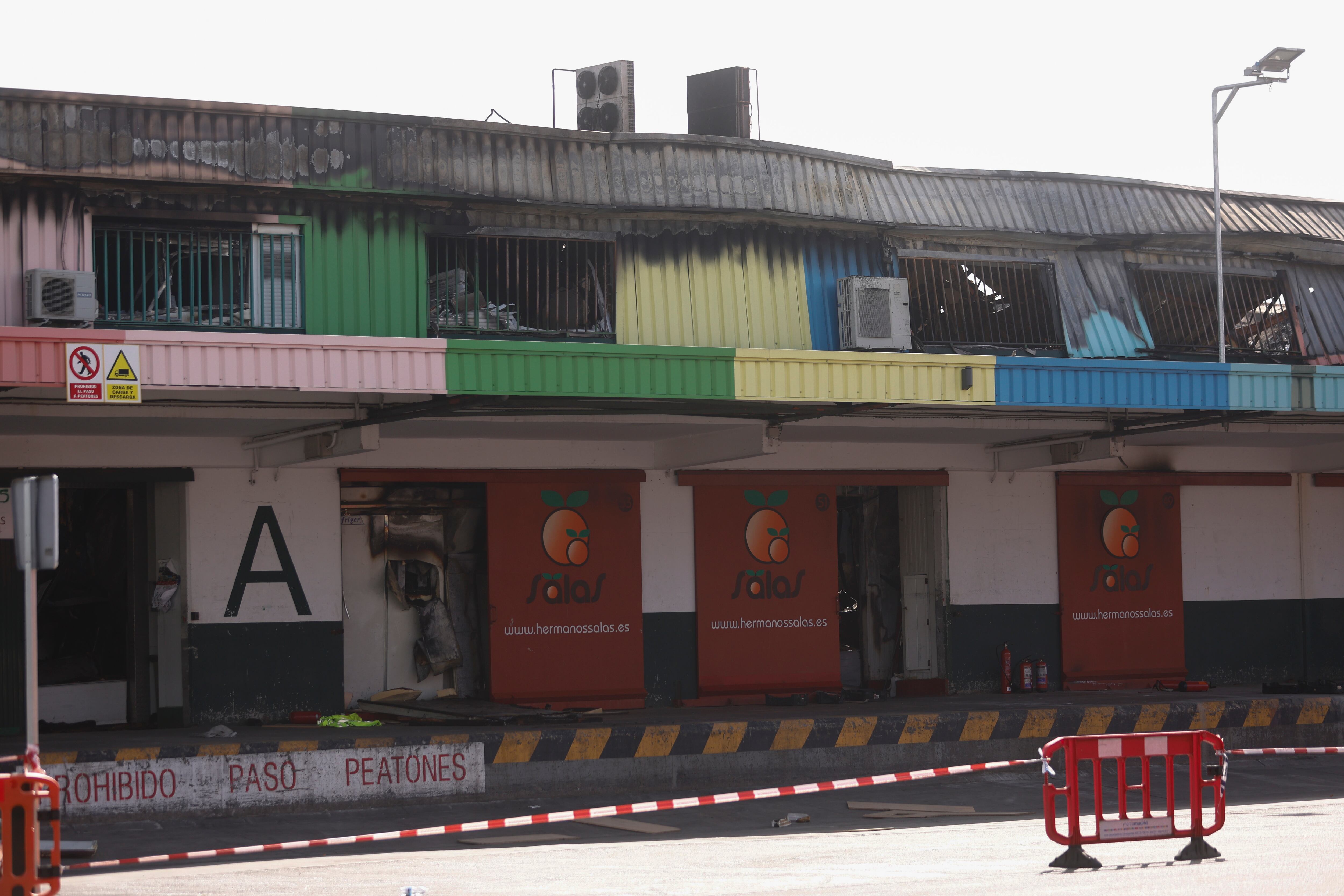 Vista de la nave de frutas de Mercamadrid que sufrió un incendio el sábado.