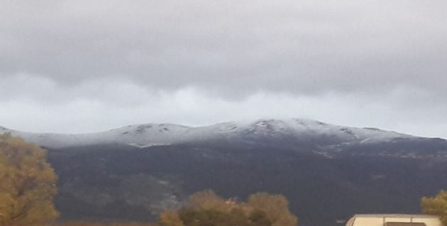 Pico Peñalara con un capa de nieve en pleno mes de octubre