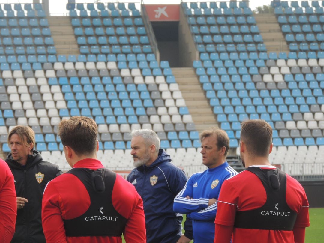 Víctor Mañas, en el centro de la imagen. 