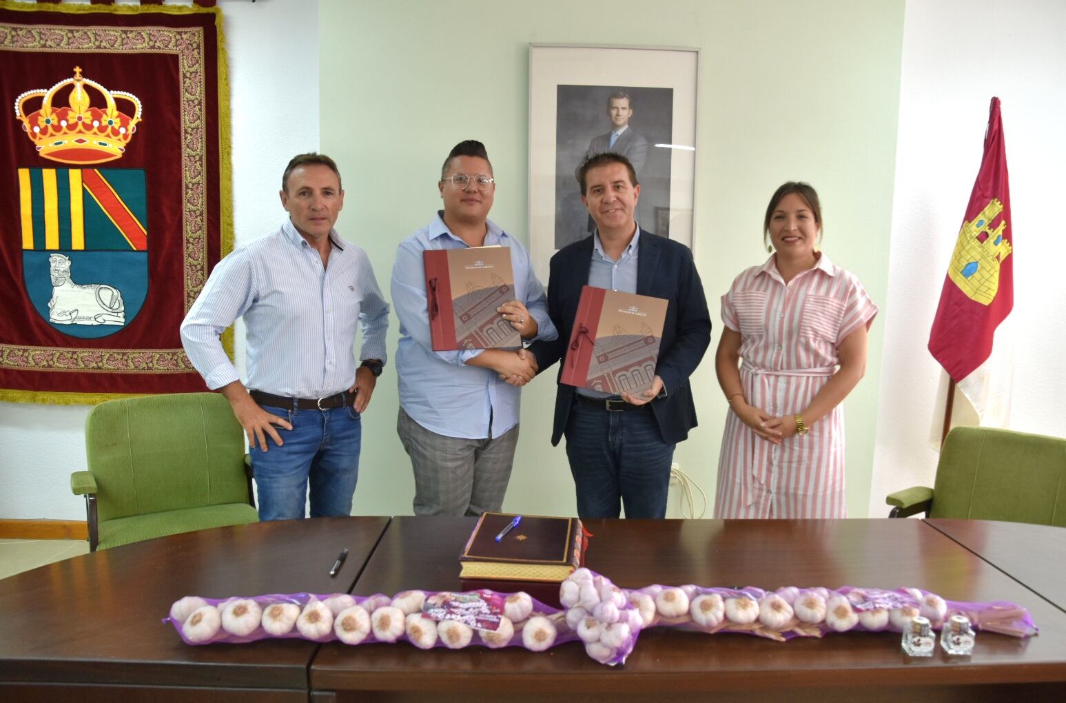 El presidente de la Diputación posa con el convenio firmado junto al alcalde de Balazote, Mateo Simarro; la vicepresidenta provincial, Amparo Torres; y el presidente de la Cooperativa Santa Mónica, José Carlos García
