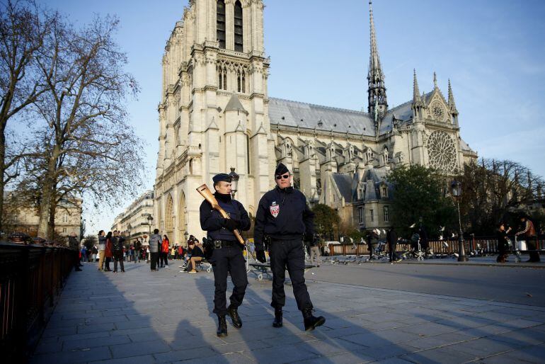 Agentes de policía patrullan frente a la catedral de Notre Dame de París.