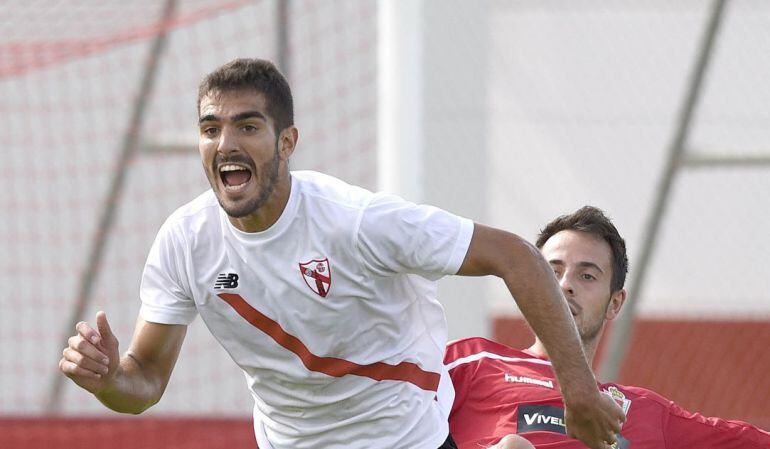 Beranrdo Cruz en un partit amb el filial del Sevilla.