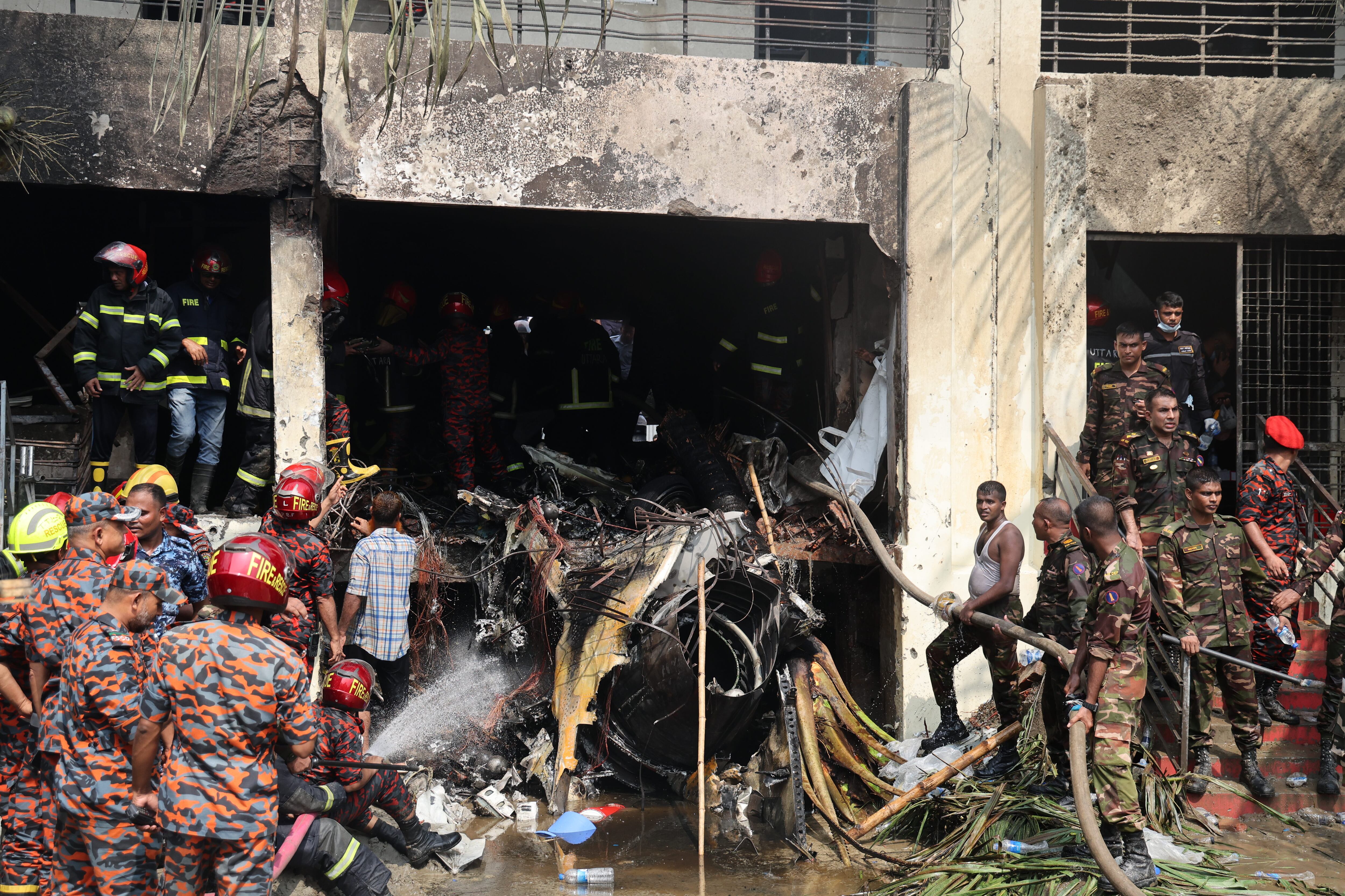 El Ejército y los bomberos durante las operaciones de rescate en el edificio del Milestone College en Uttara, Daca, el 21 de julio de 2025. Abdul Goni/Drik/Getty Images.