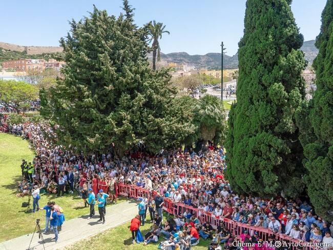 Falleros disparan en Cartagena una mascletá de récord en recuerdo a las víctimas de la dana de Valencia