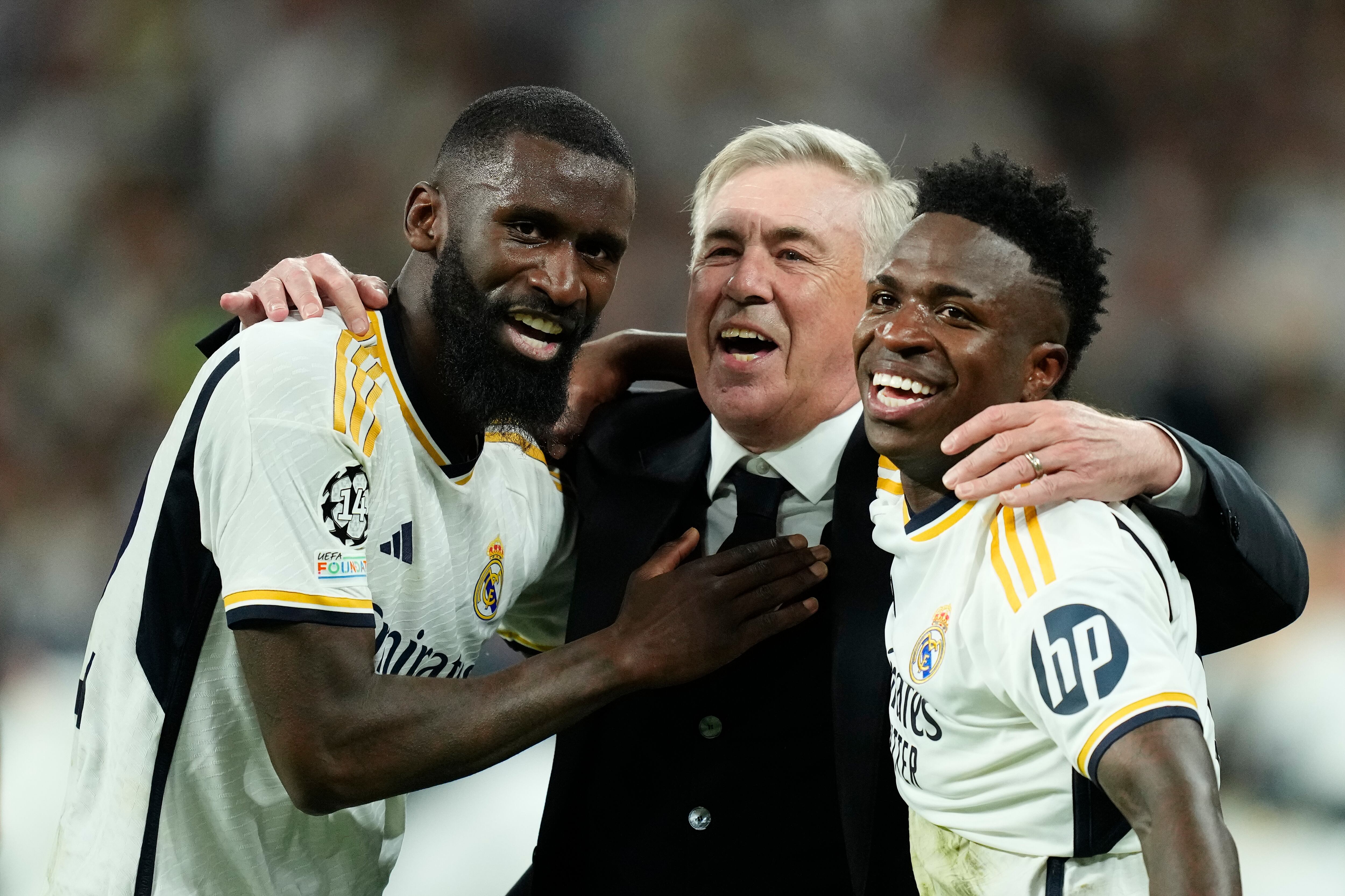 Antonio Rudiger, Carlo Ancelotti y Vinicius Junior, tras la semifinal de Champions League ganada al Bayern de Munich