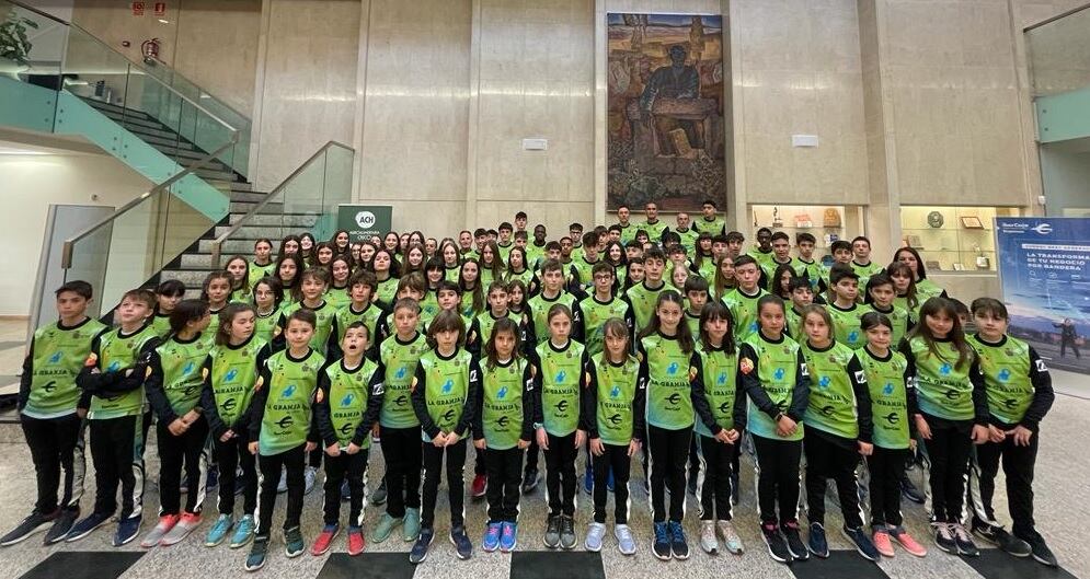 Los jóvenes atletas del Club Atletismo Aranda en la sede de Ibercaja. Foto de archivo / Herminia del Arco