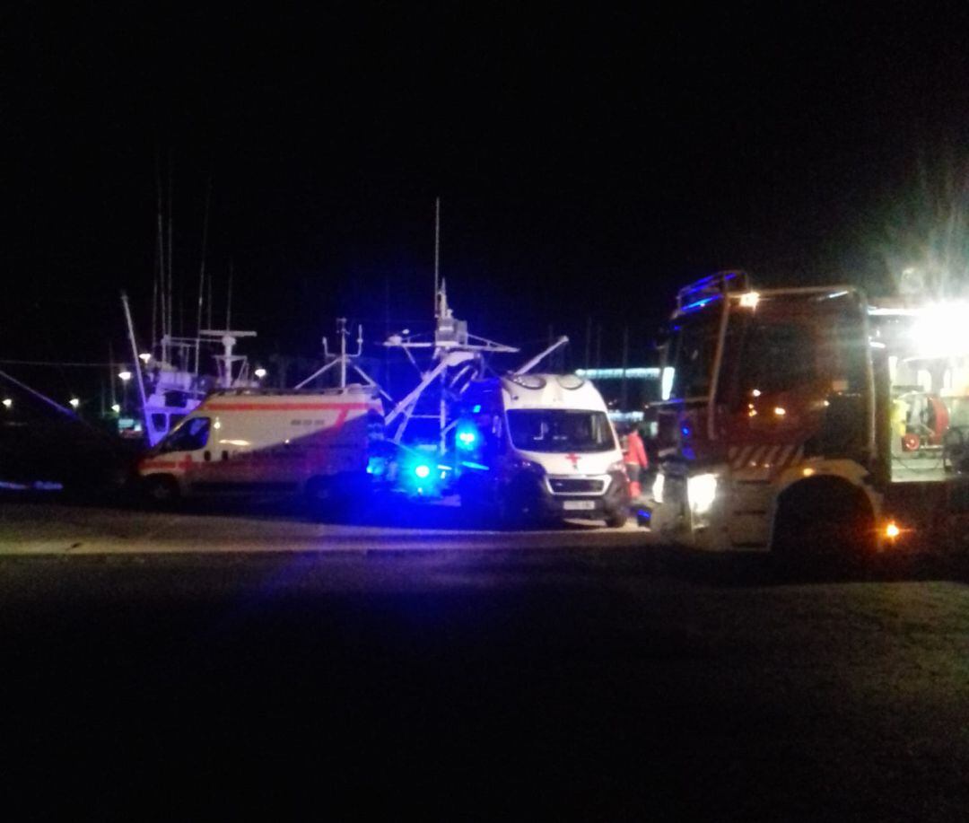 Efectivos de Cruz Roja Lanzarote y del Consorcio de Seguridad y Emergencias esperando la llegada de los ocupantes de la patera llegada a La Graciosa.