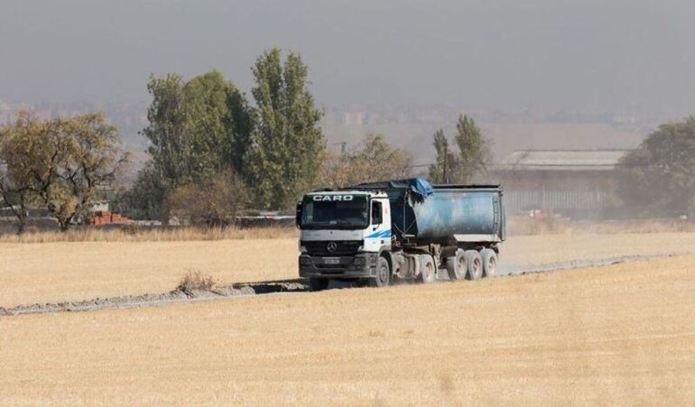 Los camiones circulan por un camino sin asfaltar y de titularidad privada, según la organización