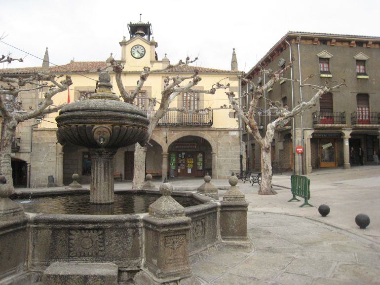 Plaza Mayor de Piedrahíta, con su fuente ornamental en primer plano