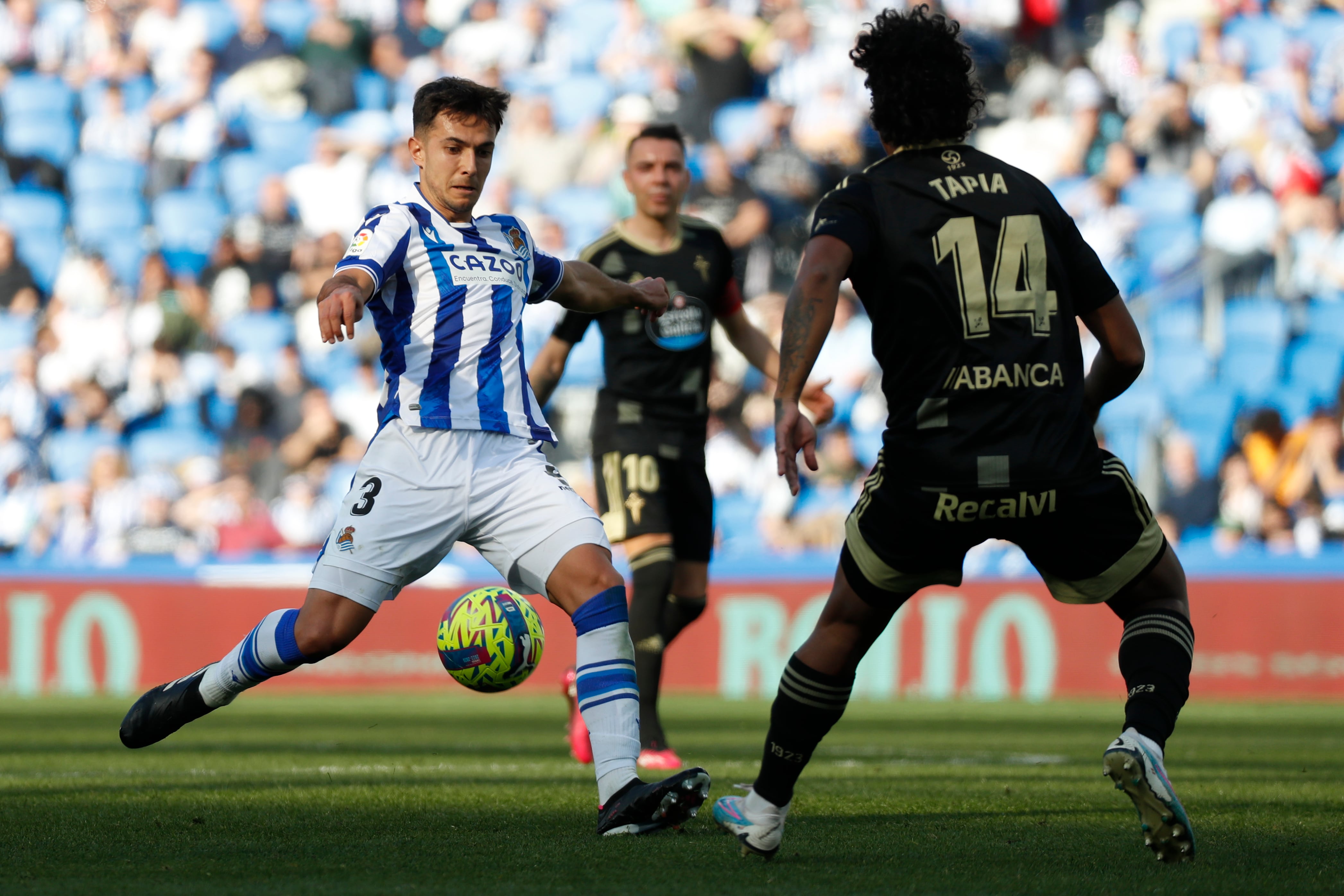 SAN SEBASTIÁN, 18/02/2023.- El centrocampista de la Real Sociedad Martin Zubimendi (i) y Renato Tapia, del Celta durante el partido de Liga de Primera división que disputan la Real Sociedad y el Celta de Vigo en el estadio Reale Arena de Anoeta. EFE/Juan Herrero
