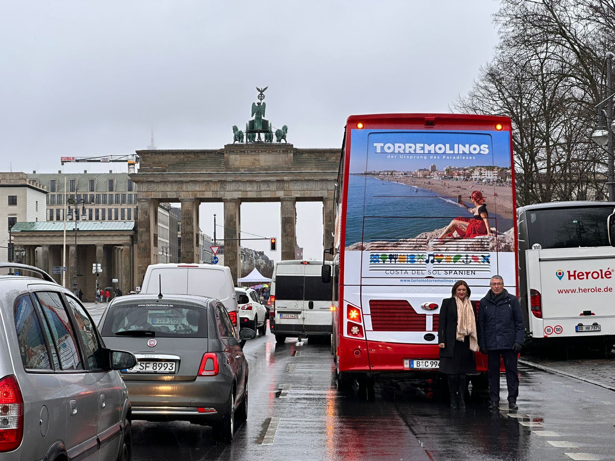 Del Cid junto a Salado (presidente de la Diputación de Málaga) en Berlín con la imagen de Torremolinos en el autobús turístico