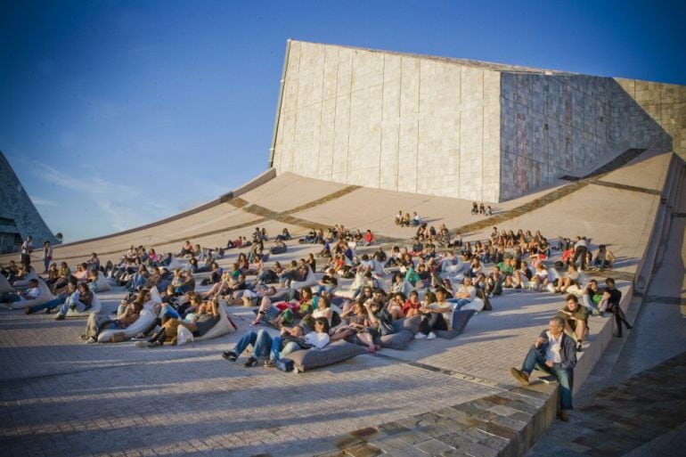 La explanada central del Gaiás se convierte en una sala de cine bajo el cielo oscuro de las noches de verano.