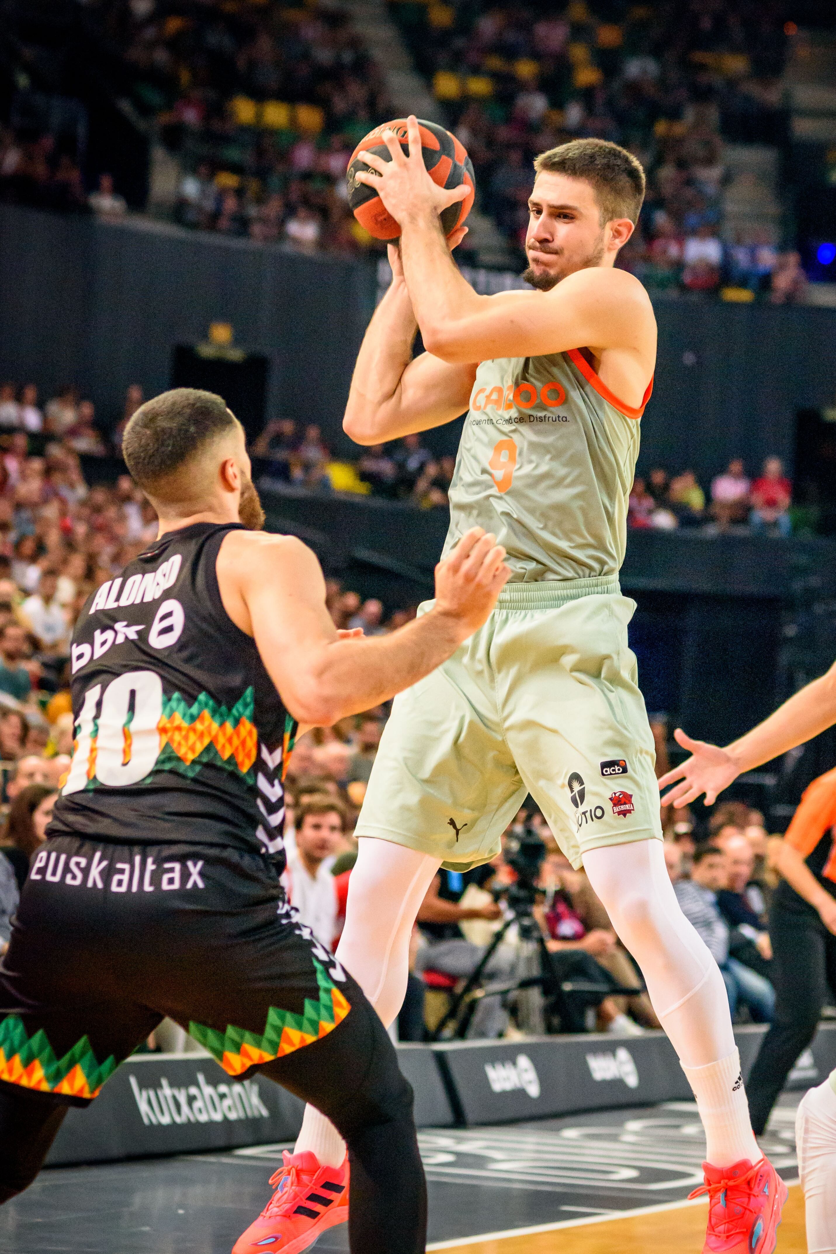 Vanja Marinkovic (d) recoge el balón ante el escolta del Bilbao Basket Francis Alonso (i), durante el partido de la Liga ACB de baloncesto disputado en el Bilbao Arena. EFE/Javier Zorrilla