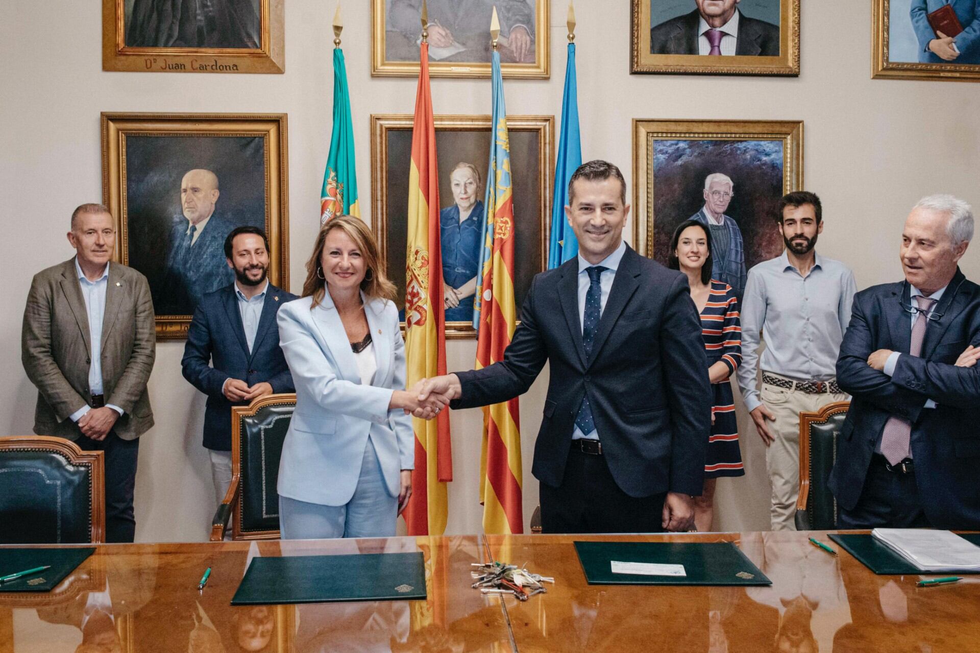 La alcaldesa de Castellón, Begoña Carrasco, firma la compra del Cine Re