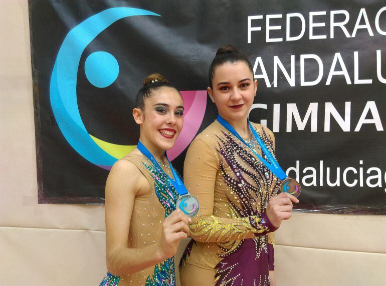 Lucía Valencia y Natalia Barrios mostrando sus dos medallas