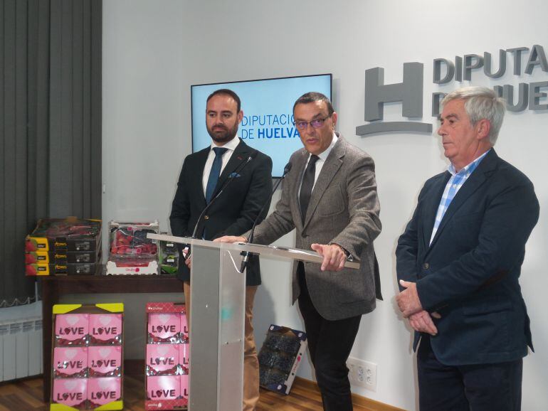 Pedro Hernández Pascual, Ignacio Caraballo y Alberto Garrocho, durante la presentación de la presencia de Freshuelva en Fruit Logística de Berlín 