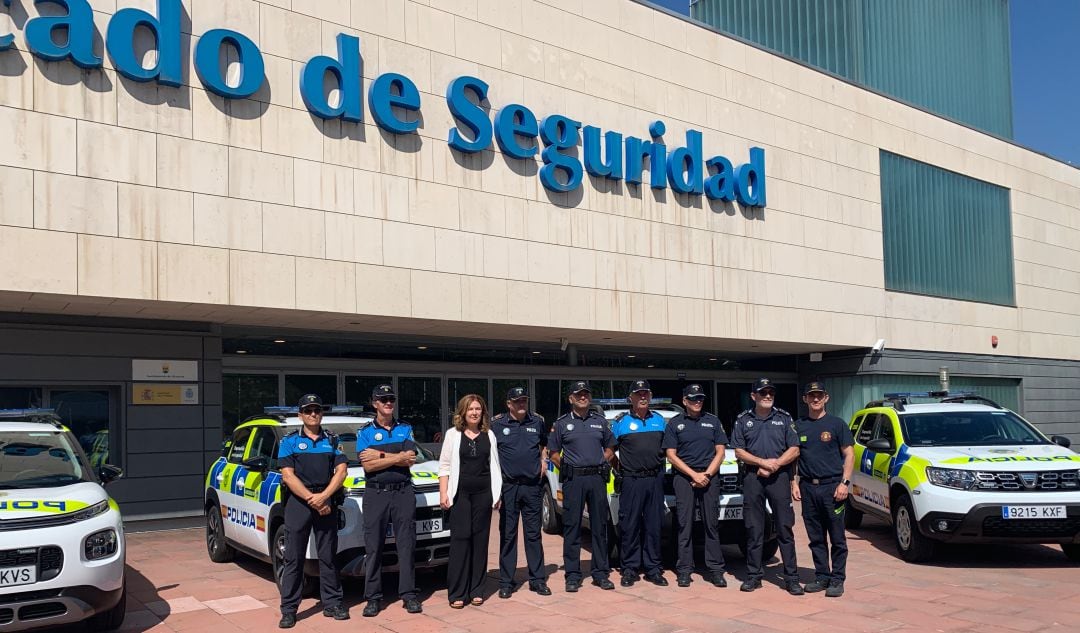 Natalia de Andrés junto al Cuerpo de Policía Municipal en la presentación de los vehículos