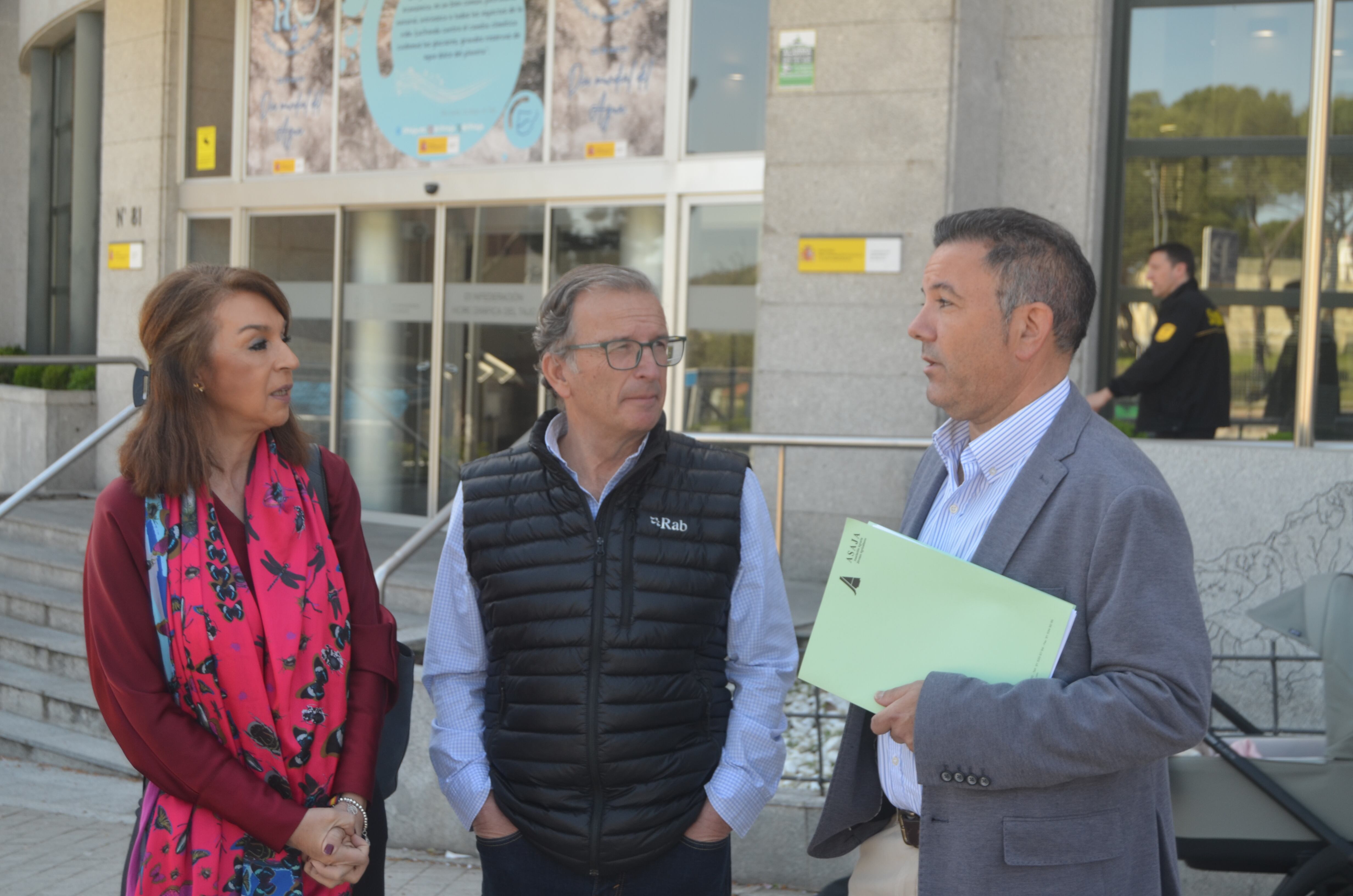 Responsables de ASAJA en la sede de la Confederación Hidrográfica del Tajo