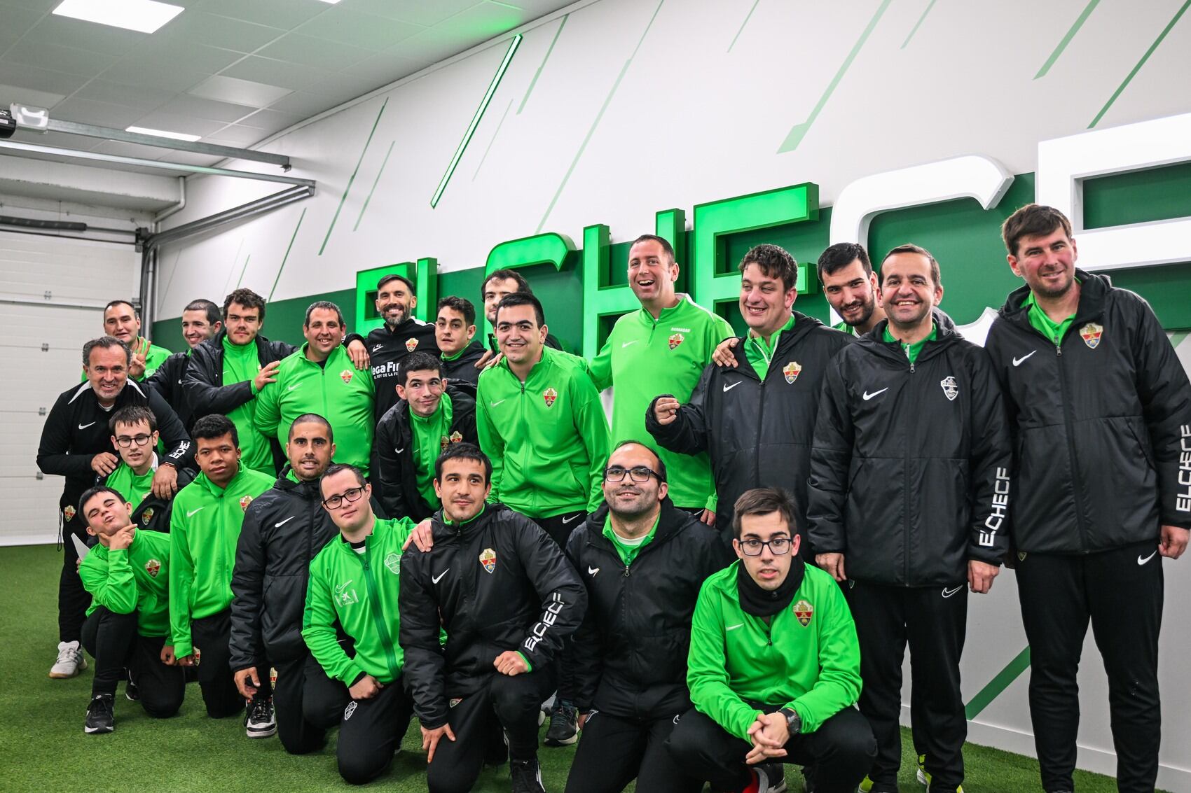 El equipo del Elche CF Genuine al completo posa con Eder Sarabia