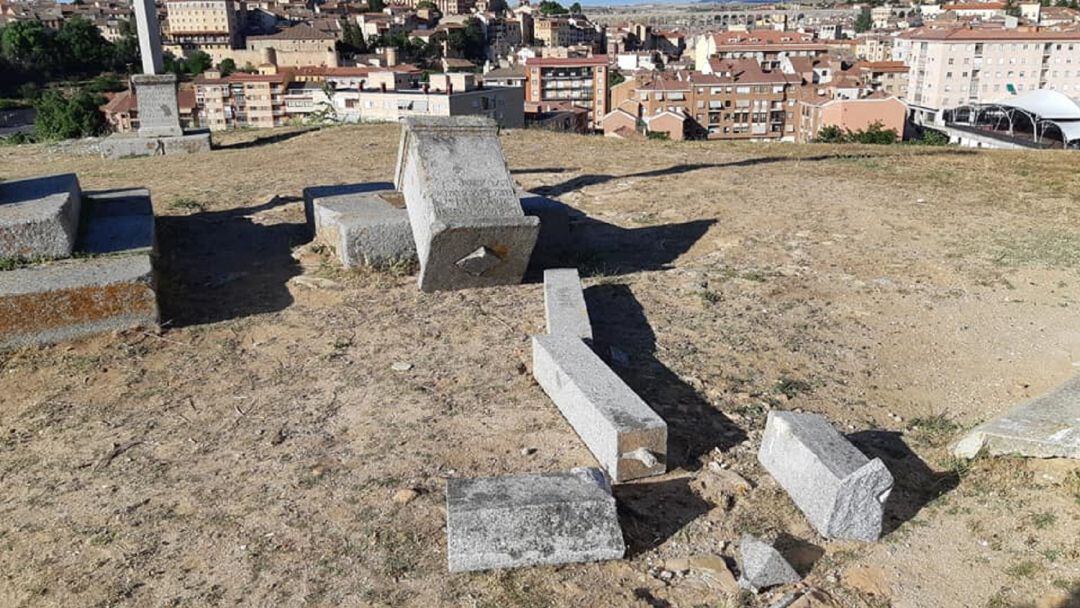 Cruz destrozada en los Altos de la Piedad