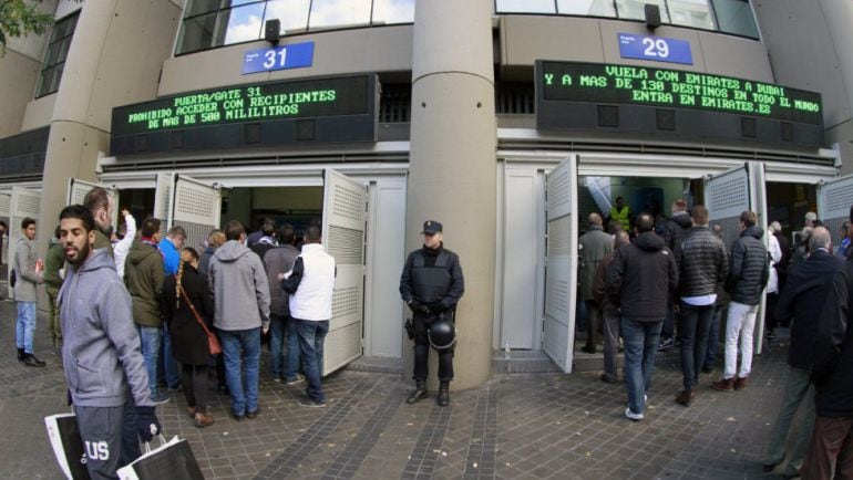 Entrada al estadio Santiago Bernabeu durante un Clásico