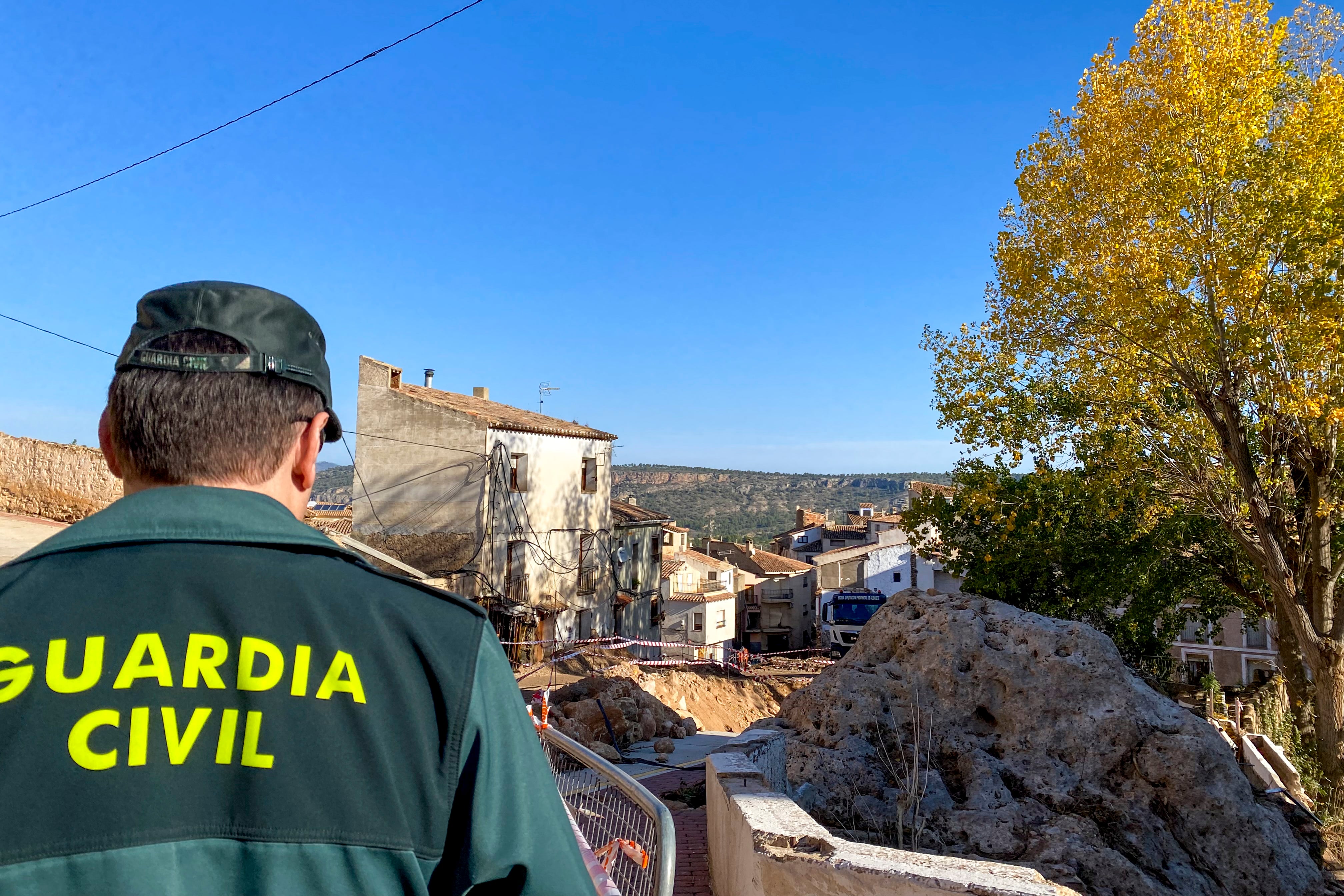 LETUR (ALBACETE), 05/11/2024.- Vista de la localidad albaceteña de Letur este martes. El dispositivo de búsqueda que trabaja en Letur (Albacete) para localizar a cuatro personas que están desaparecidas desde el 29 de octubre por las intensas lluvias y la riada han encontrado restos humanos en la zona de Las Ramblas. EFE/Dolores Carcelén
