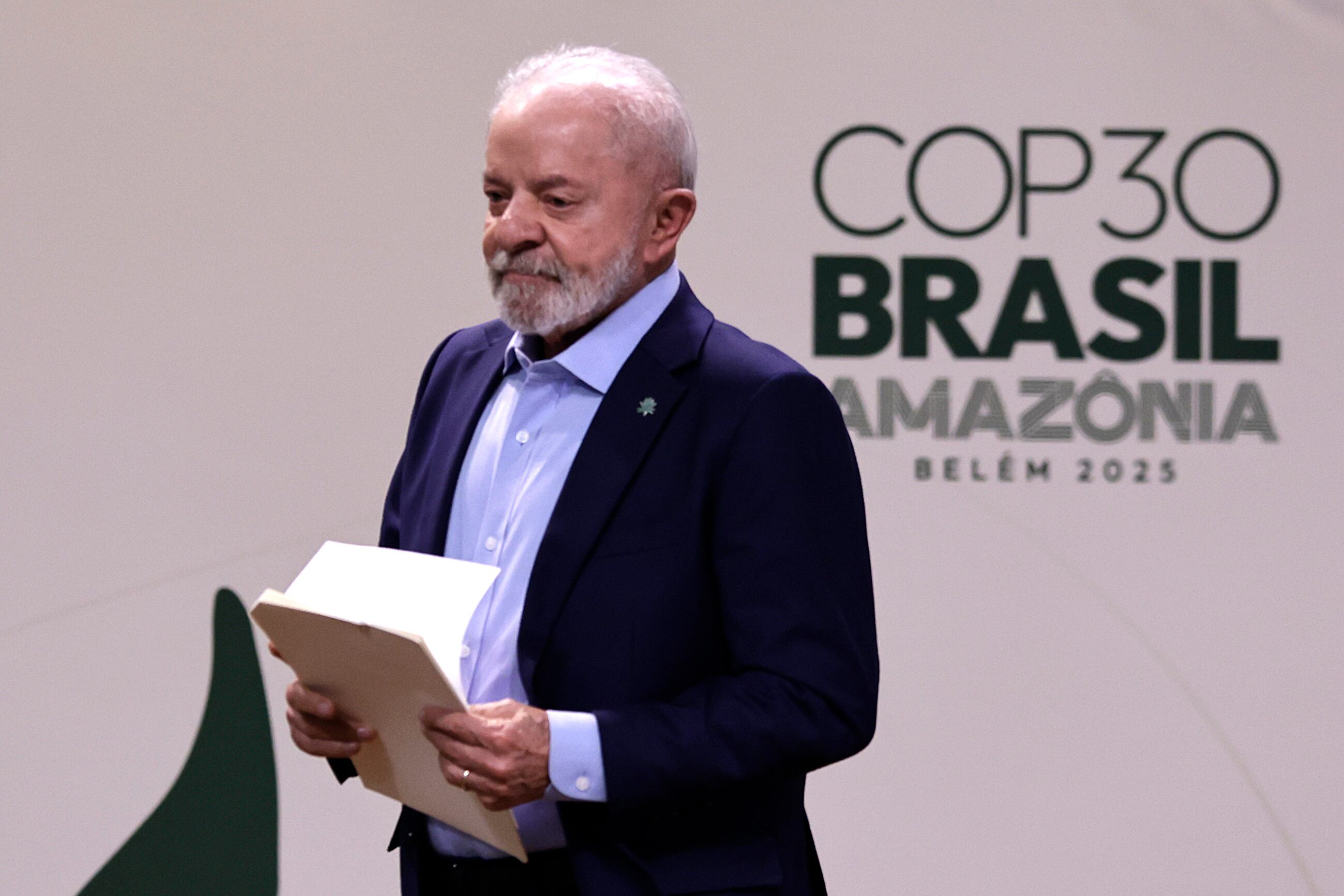 El presidente de Brasil, Luiz Inácio Lula da Silva, participa en la apertura de la cumbre de líderes de la COP30 este jueves, en el Hangar Centro de Convenciones, en Belém (Brasil)