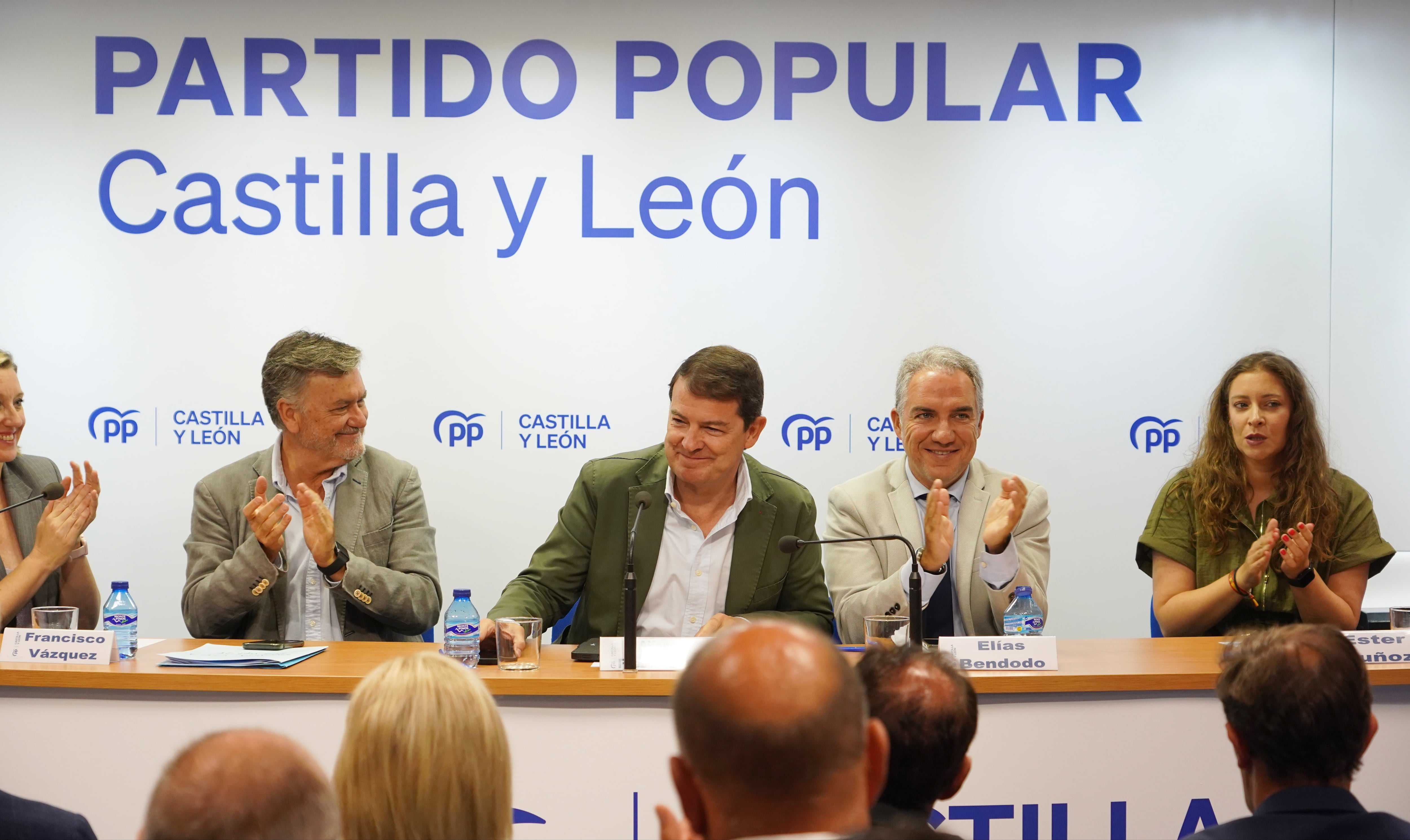 El presidente del PP de Castilla y León, Alfonso Fernández Mañueco, y el vicesecretario de Coordinación Autonómica y Local del PP, Elías Bendodo, clausuran la reunión del Comité Ejecutivo Autonómico del PPCyL