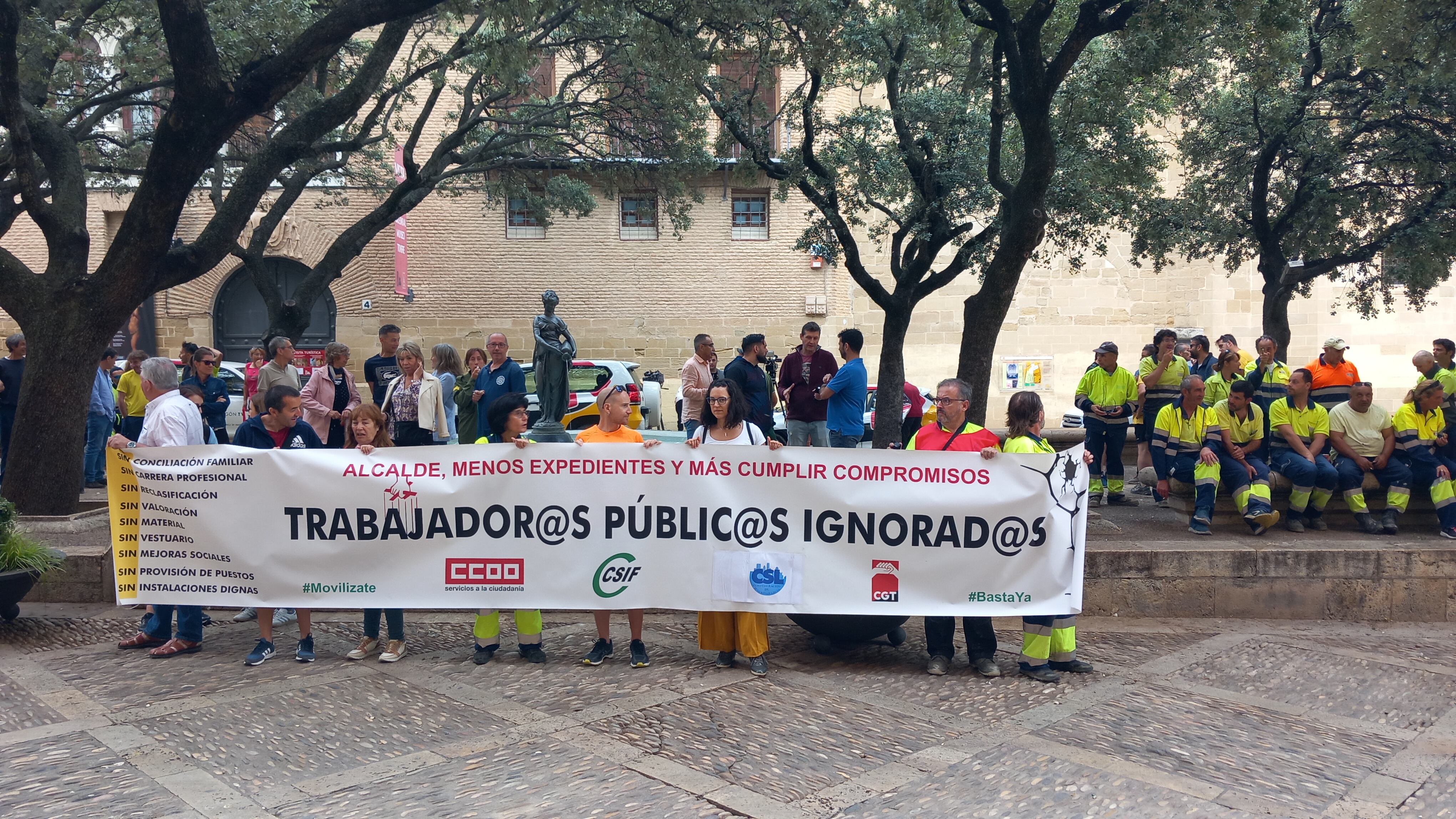 Trabajadores, en la plaza de la Catedral, mostrando su reivindicación