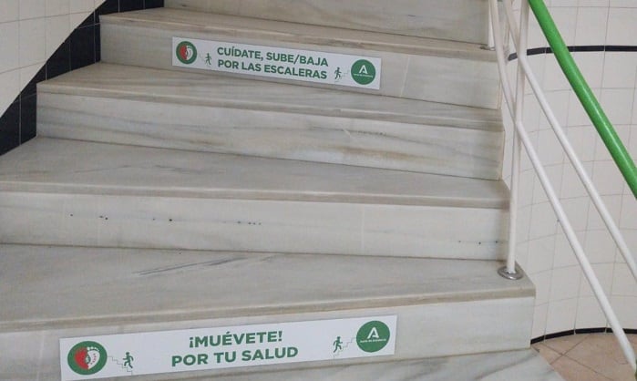 Carteles informativos en la escalera de un centro de salud