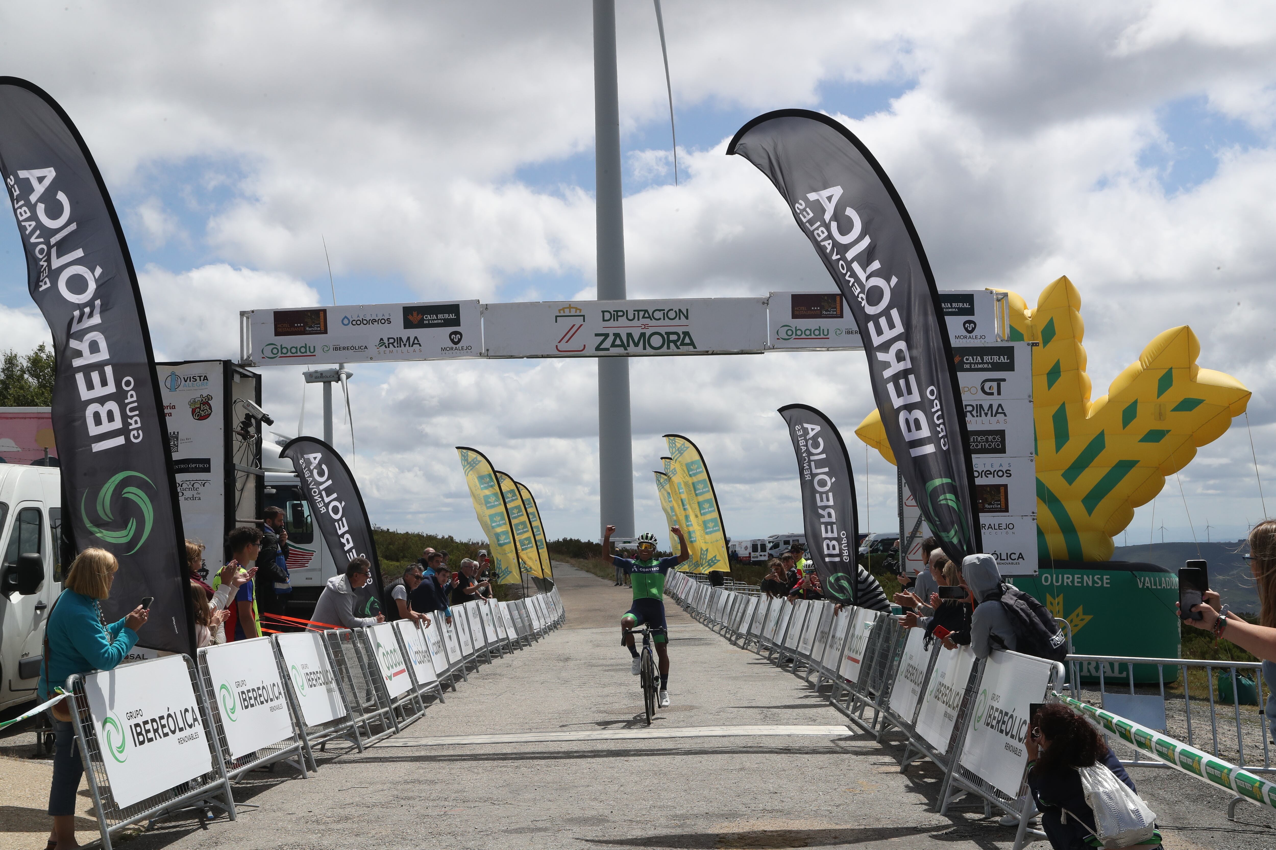 Sergio Chumil levanta los brazos en la meta de Lubián / Álvaro García