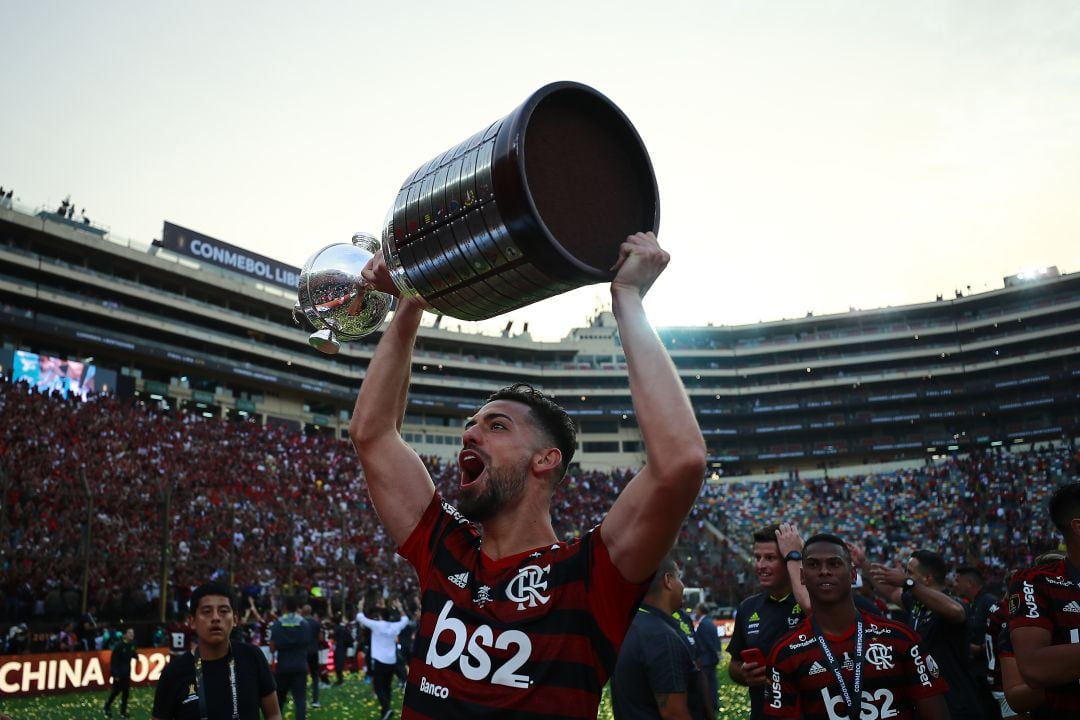 Pablo Marí levanta la Copa Libertadores en el Estadio de Lima