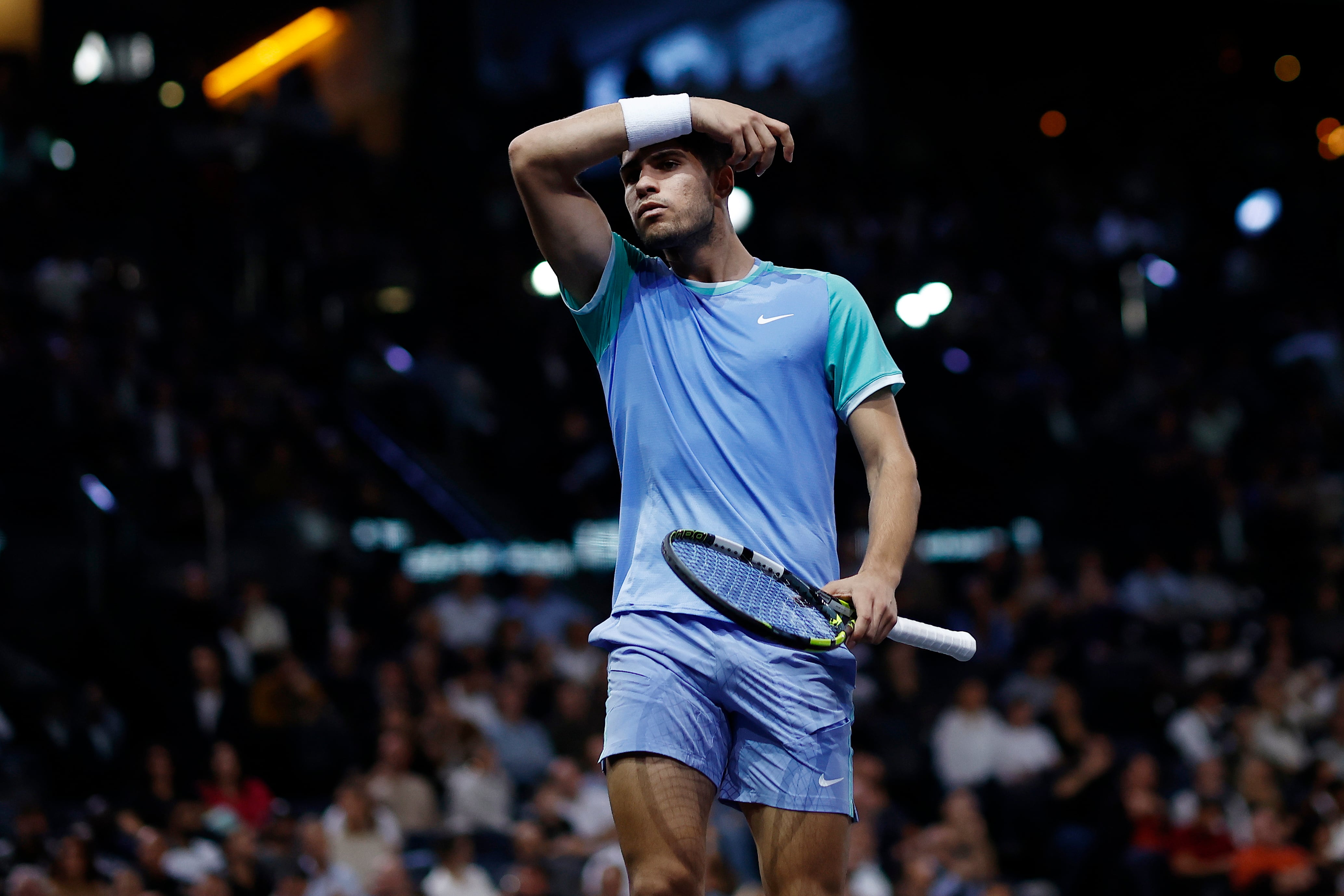 Paris (France), 31/10/2024.- Carlos Alcaraz of Spain wipes his face during his round of 16 match against Ugo Humbert of France at the Rolex Paris Masters tennis tournament in Paris, France, 31 October 2024. (Tenis, Francia, España) EFE/EPA/YOAN VALAT
