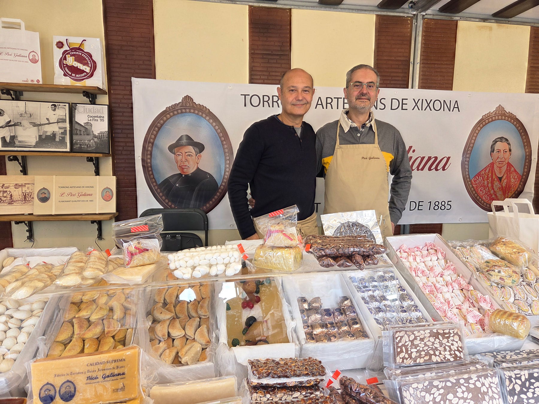 Los dos hermanos, Alfredo y Jorge Picó, en el estand ubicado en la calle Roger de Llúria