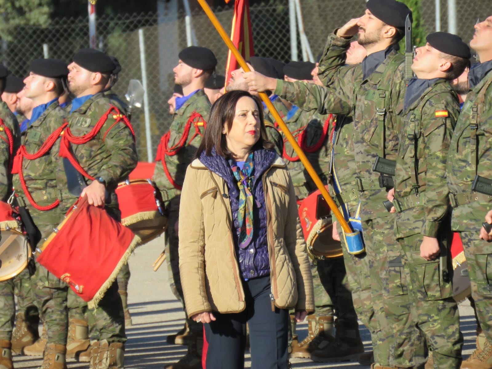 La ministra de Defensa, Margarita Robles pasando revista a las tropas, durante una visita a la base de Cerro Muriano