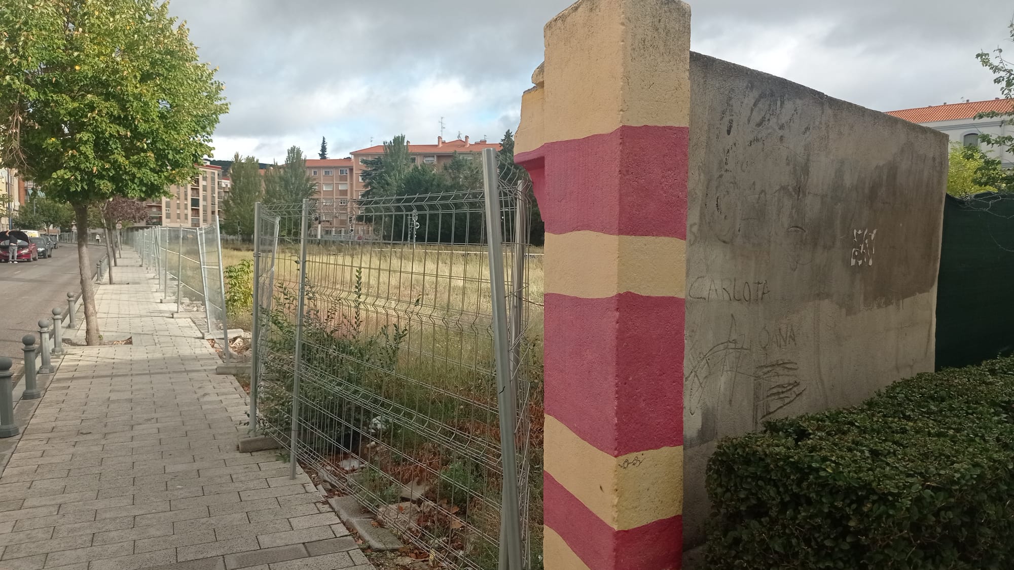 La asociación de vecinos advierte de las frecuentes caídas de la valla perimetral de los terrenos de ADIF