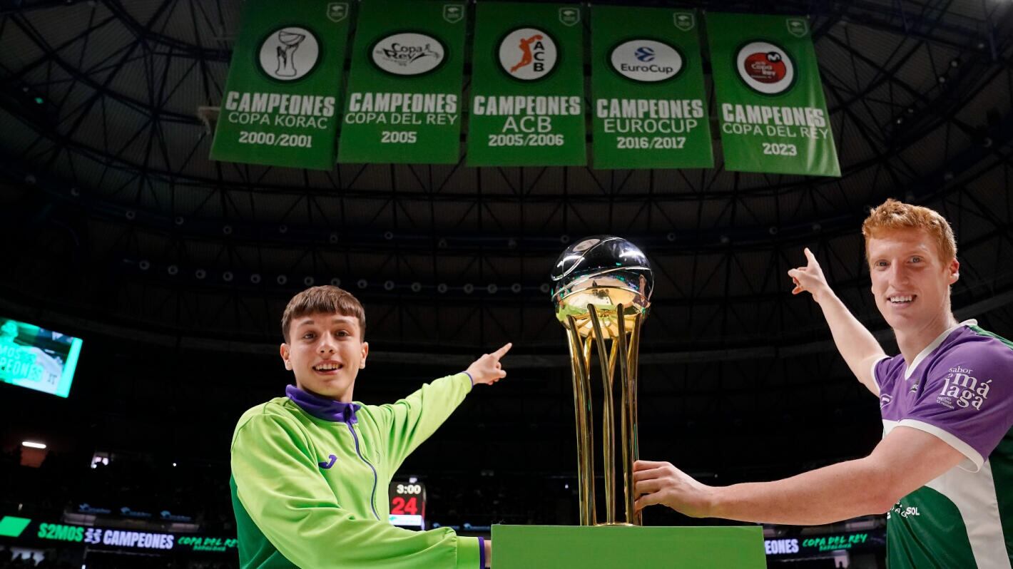 Alberto Díaz, capitán del Unicaja, y Gonzalo Nuño, jugador de la cantera, ofrecieron la Copa del Rey a los aficionados cajistas