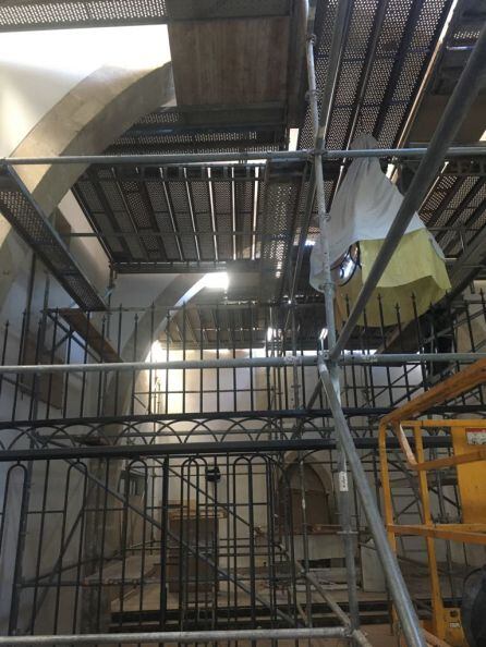 Part de l&#039;estructura que s&#039;ha instal·lat a l&#039;interior de l&#039;església per poder fer els treballs.