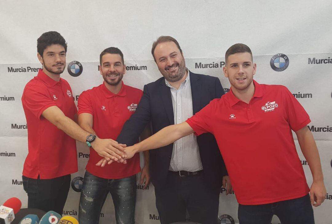 Los internacionales junto a Mario Martos, gerente de BMW Murcia Premium 