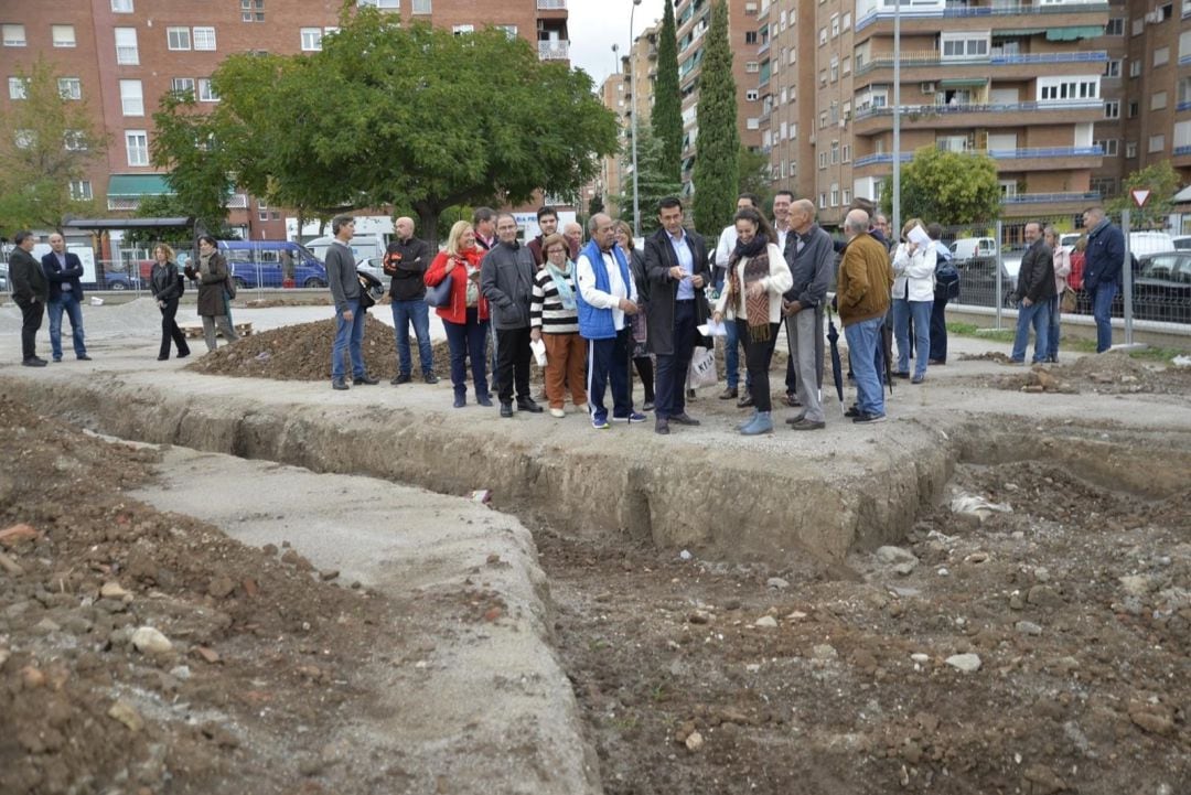 El alcalde de Granada visita las intervenciones junto a vecinos de la zona