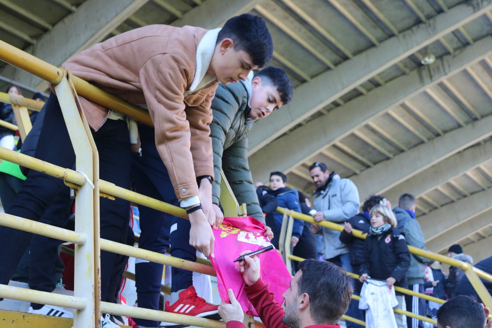 Castañeda firma a uno de los jóvenes seguidores que se dio cita en la sesión del Reino