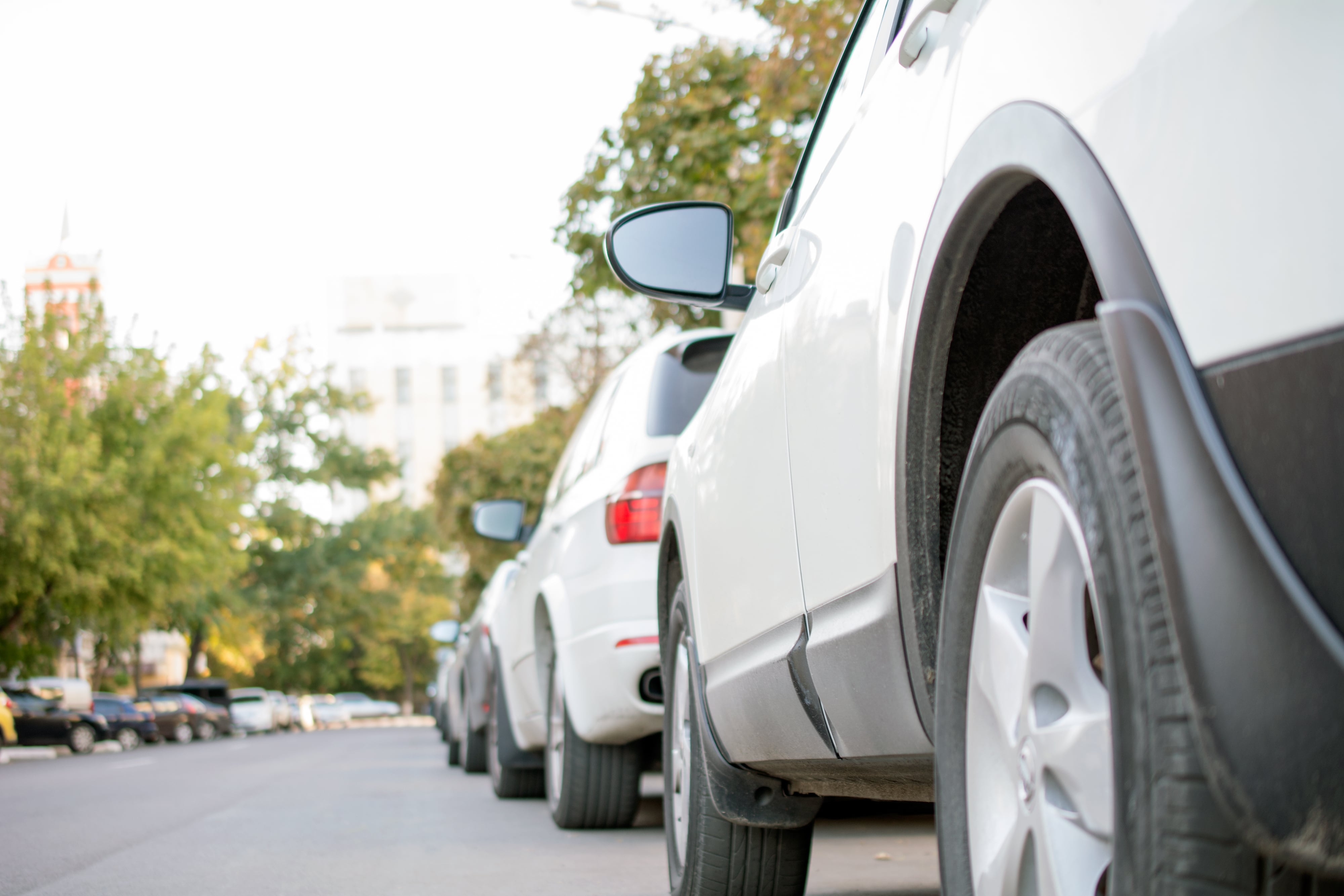 Varios coches aparcados en línea.