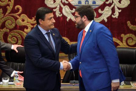 El nuevo presidente de la Diputación de Ávila, Carlos García (i), y el hasta hoy presidente, Jesús Manuel Sánchez Cabrera (d), se saludan al finalizar la sesión extraordinaria celebrada hoy para debatir la moción de censura