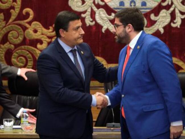 El nuevo presidente de la Diputación de Ávila, Carlos García (i), y el hasta hoy presidente, Jesús Manuel Sánchez Cabrera (d), se saludan al finalizar la sesión extraordinaria celebrada hoy para debatir la moción de censura