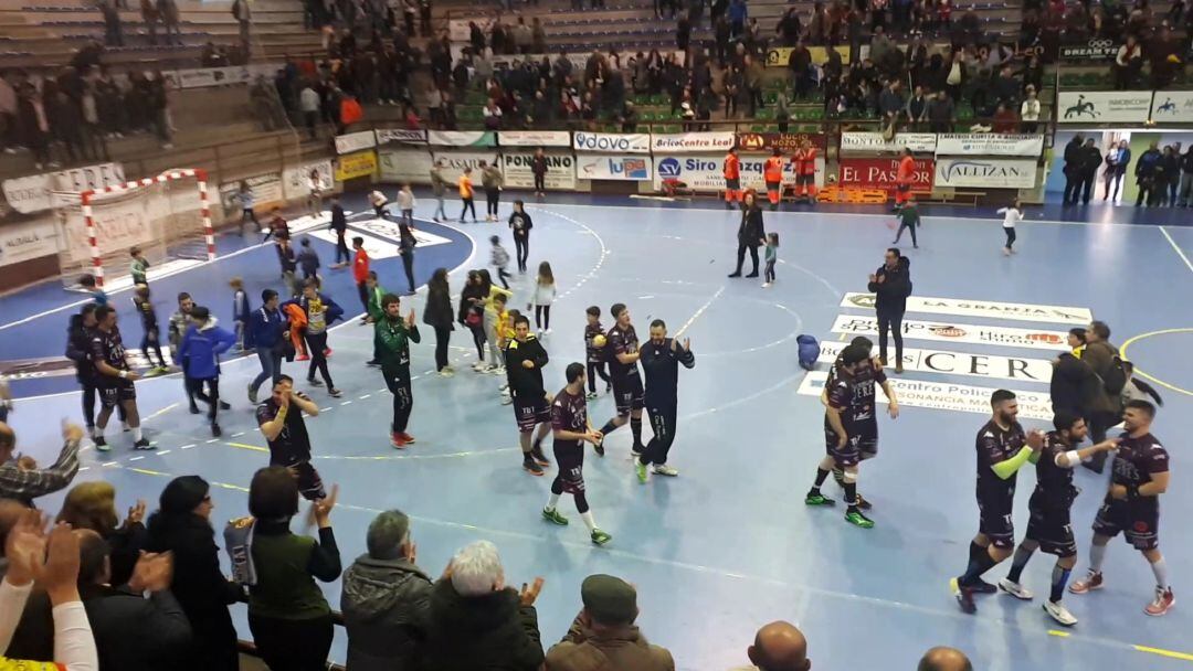 Los jugadores ribereños agradecieron al público el apoyo dando la vuelta a la cancha.