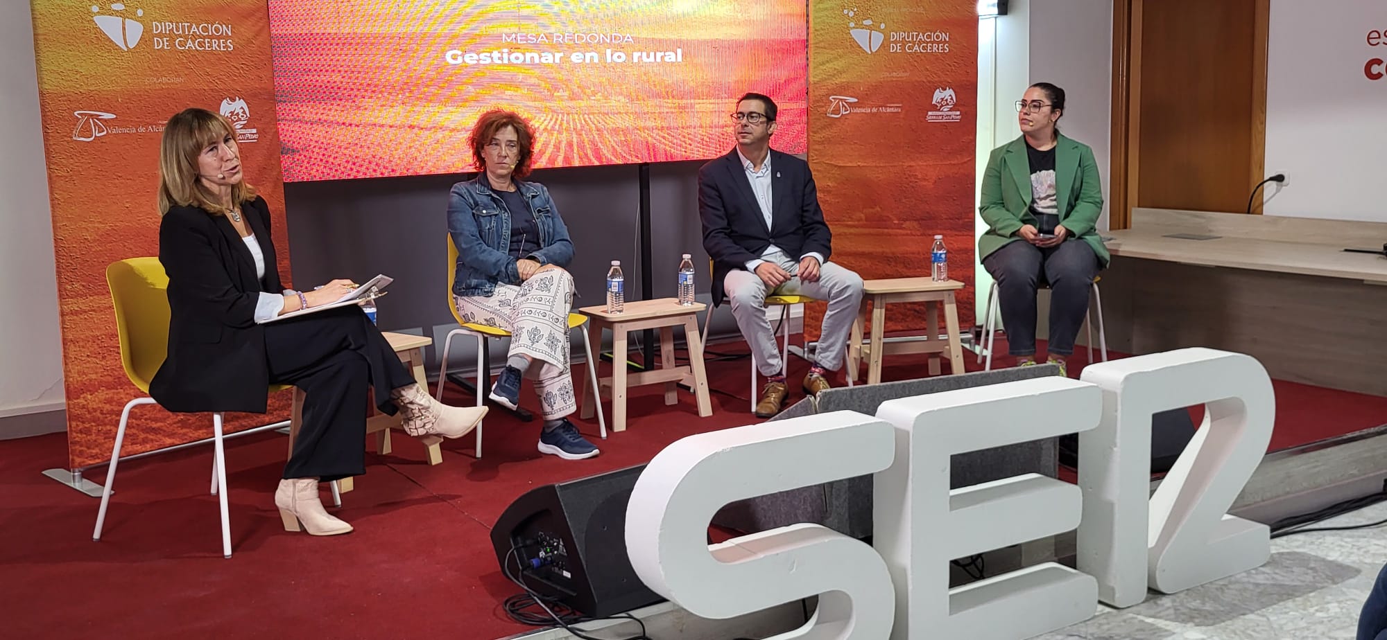 Alcaldes y alcaldesas de la región se sientan en la mesa redonda de 'La España Despoblada'. De izquierda a derecha: Flor Tejero Ramos, Alberto Piris Guapo y Gloria Romero Cotrina