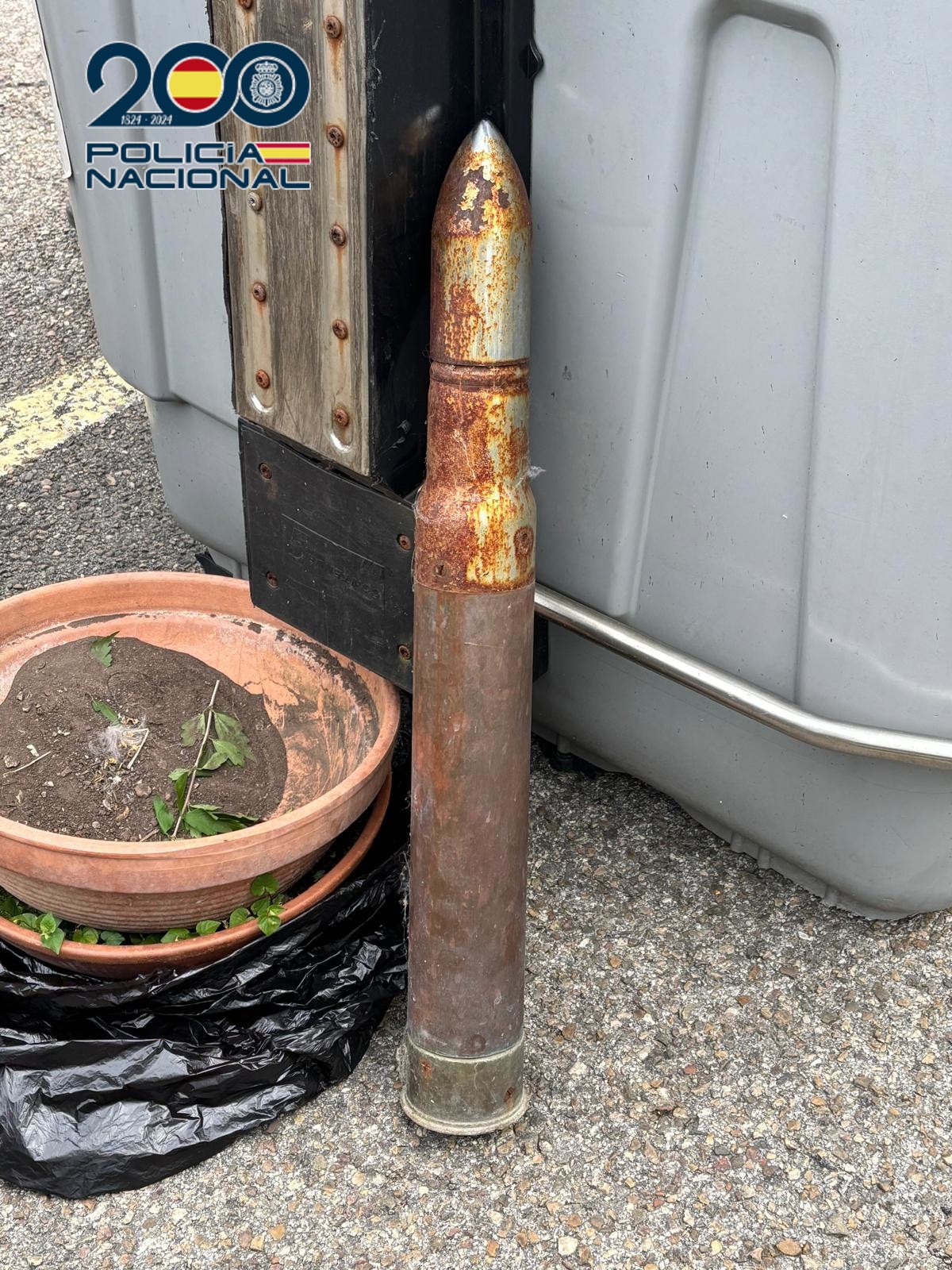 Avisan a la Policía de un artefacto explosivo junto a un contenedor en Peñacastillo que resultó ser un adorno