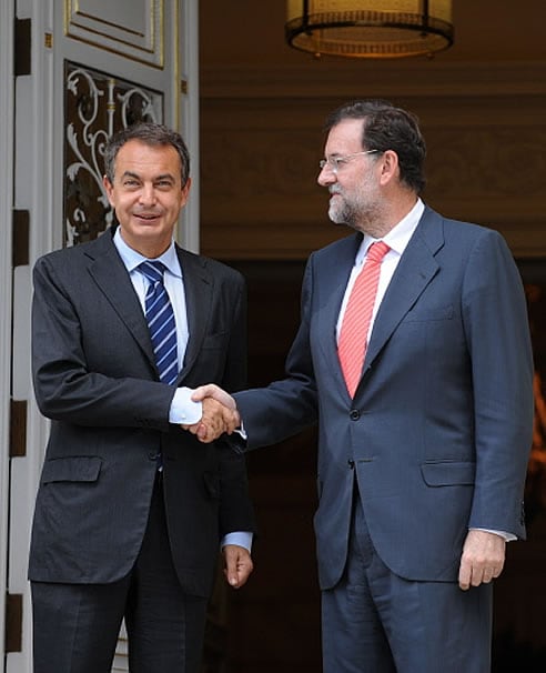 Ambos líderes se saludan a las puertas de Moncloa.