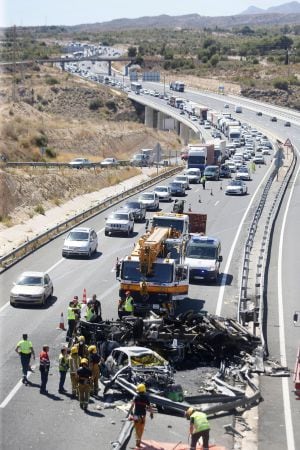 Retenciones en la A-7 provocadas por el accidente mortal que se ha provocado a la altura de Elche